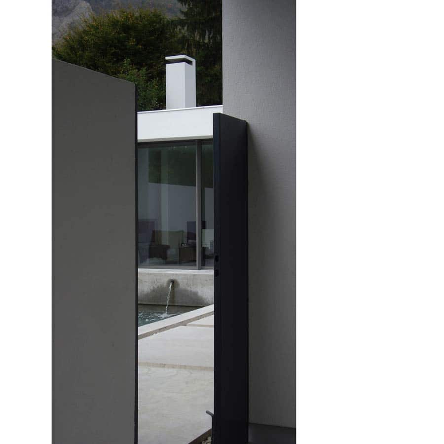 ARCHITECTURE, CHAPUIS ROYER ARCHITECTES, Corenc, Isère, maison individuelle, figure en croix, béton brut, bassin de nage