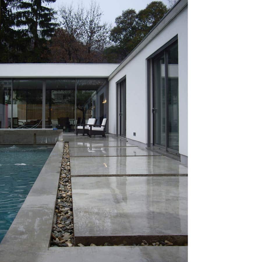 ARCHITECTURE, CHAPUIS ROYER ARCHITECTES, Corenc, Isère, maison individuelle, figure en croix, béton brut, bassin de nage