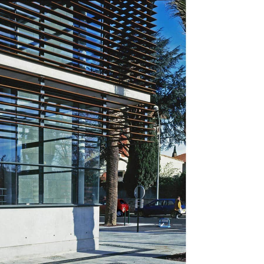 architecture, CHAPUIS ROYER ARCHITECTES, Hyères, équipement, médiathèque, façade pierre, attique, réhabilitation