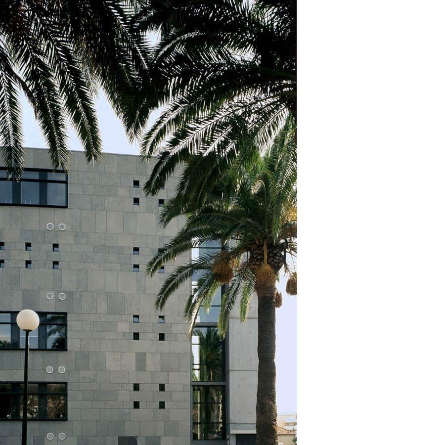 architecture, CHAPUIS ROYER ARCHITECTES, Hyères, équipement, médiathèque, façade pierre, attique, réhabilitation