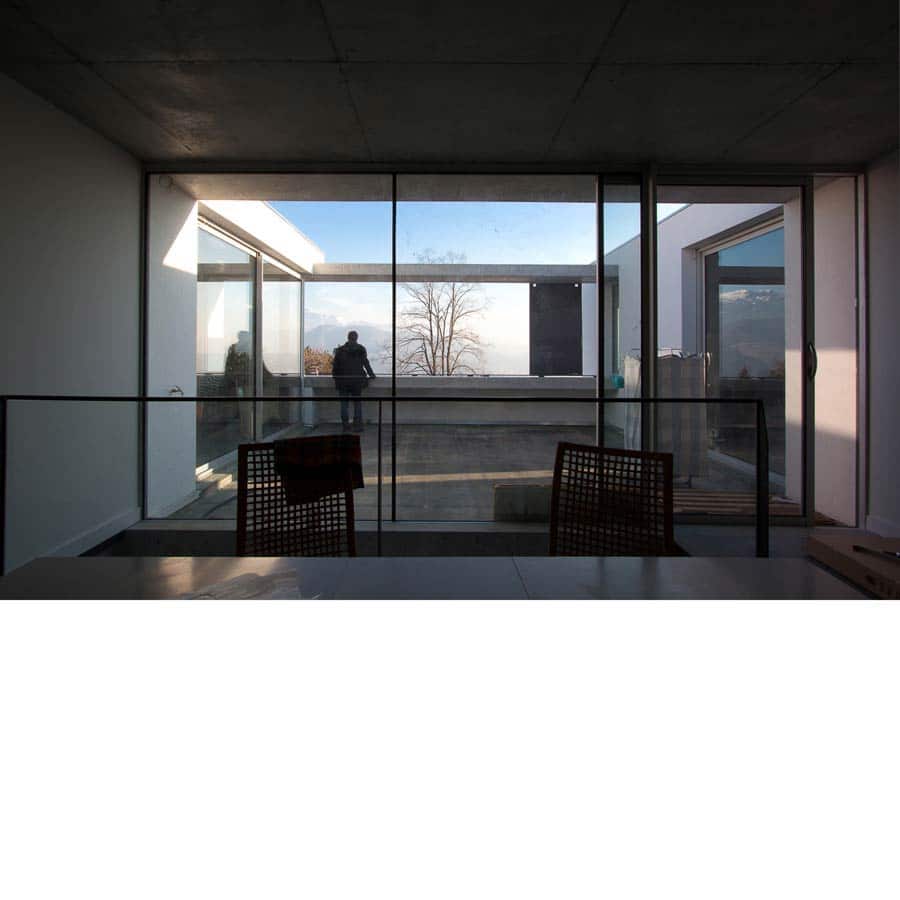architecture, CHAPUIS ROYER ARCHITECTES, CORENC, maison, figure en H, patio, béton brut, Isère