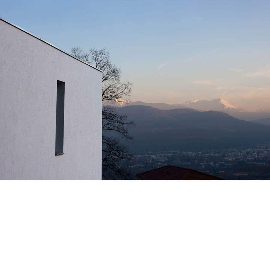 architecture, CHAPUIS ROYER ARCHITECTES, CORENC, maison, figure en H, patio, béton brut, Isère