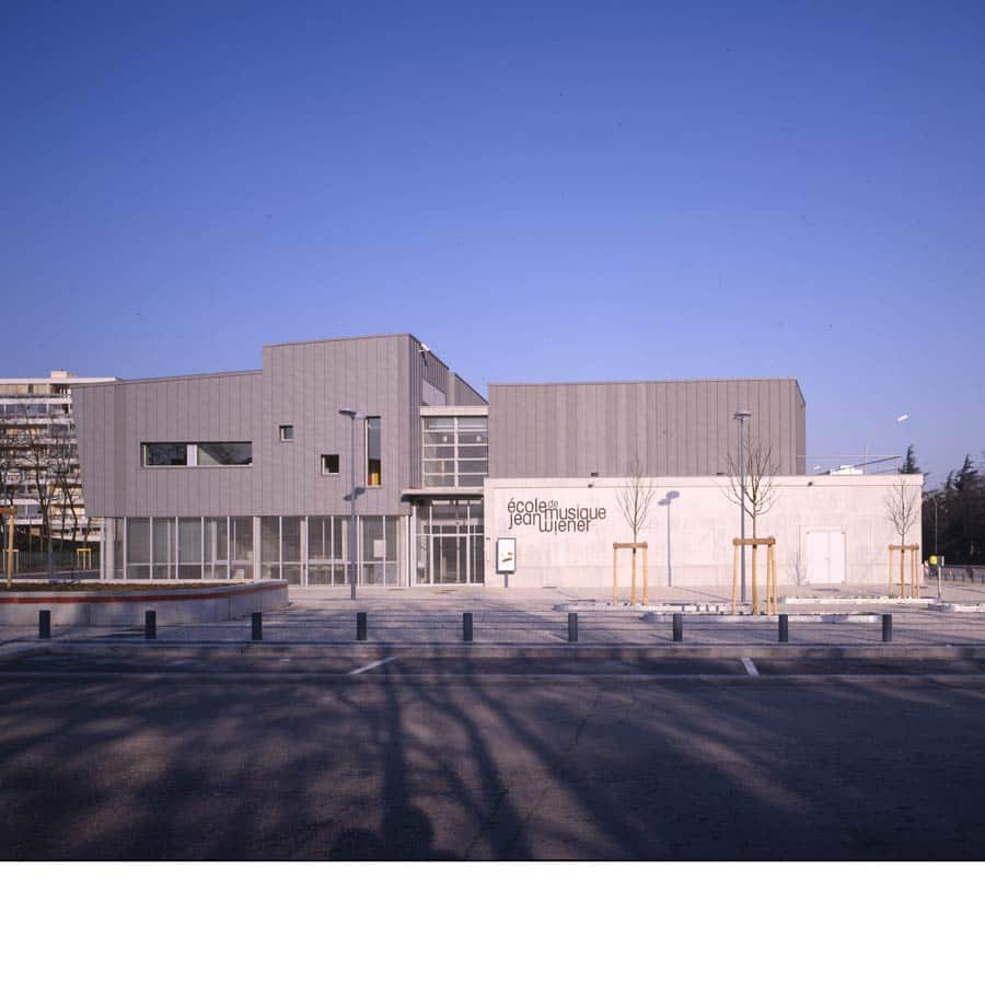 architecte CHAPUIS ROYER Vénissieux EQUIPEMENT école-de-musique béton brut zinc rue intérieure puits-de-lumière Rhône